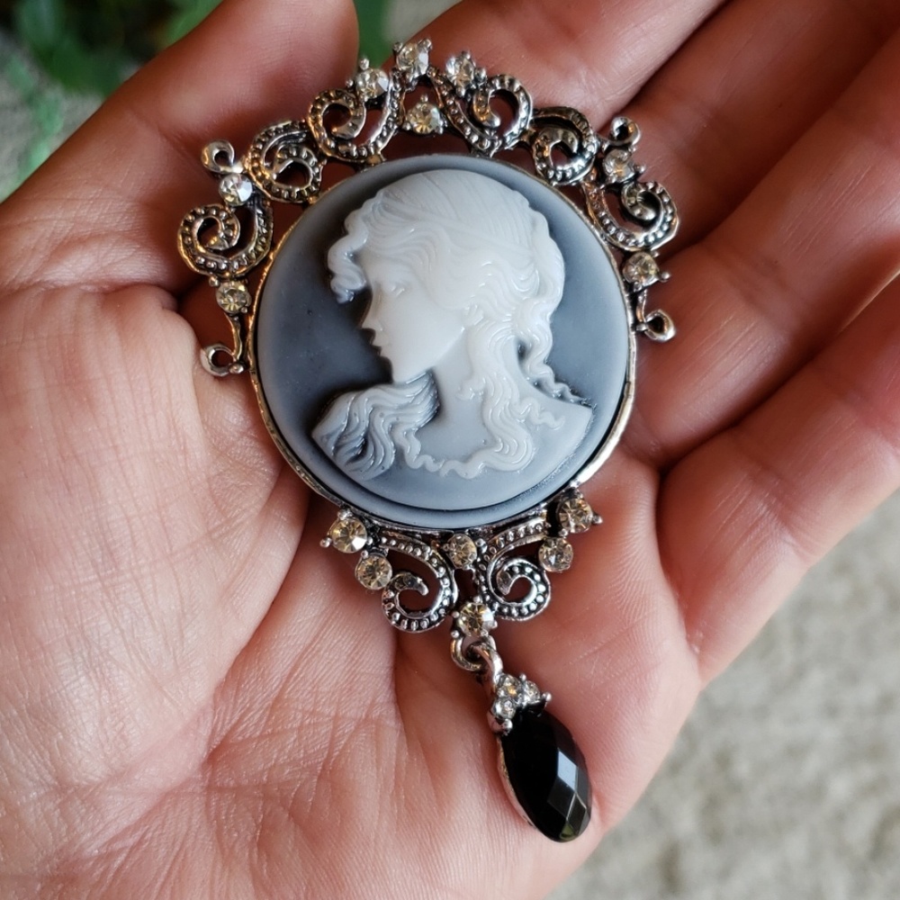 Cameo Brooch with dropped black stone